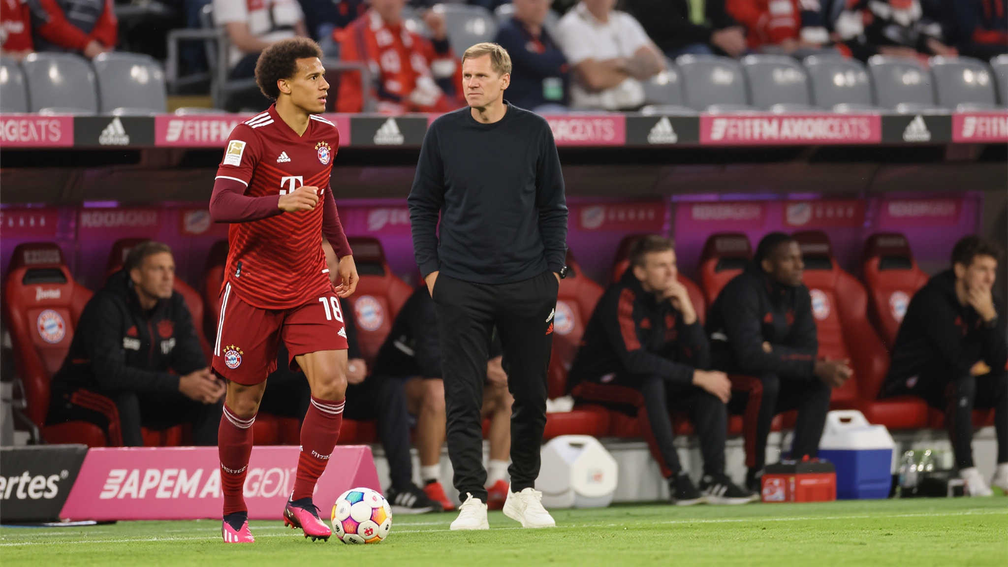 费尔明坚决留队,弗里克同样表示支持。 费尔明去与留的讨论在近期如同炸裂的热潮。在团队调整